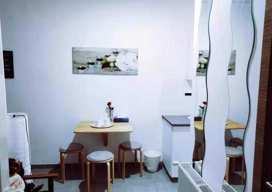 A Private Room With Share The Bathroom Brussel Buitenkant foto